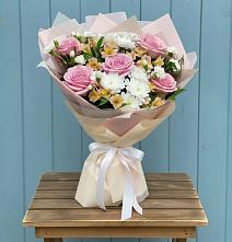 Букет цветов из:  Гвоздики, Орхидеи и Розы в Быково Волгоградской области