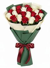 Букет Микс из красных и белых роз в Быково Волгоградской области