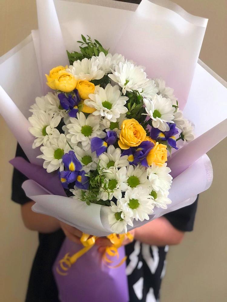 Букет цветов из: Ирисы, Хризантемы и Розы в Быково Волгоградской области