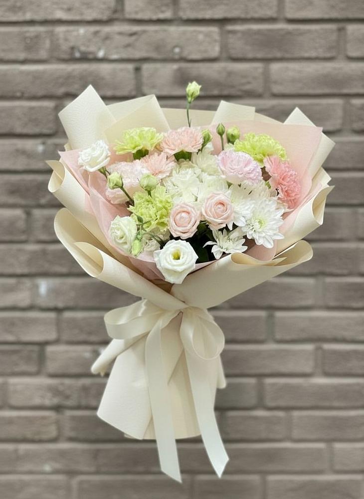 Букет цветов из: Гвоздики, Розы, Лизиантусы и Хризантемы в Быково Волгоградской области