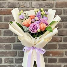 Букет цветов из:  Лизиантусы и Розы в Быково Волгоградской области