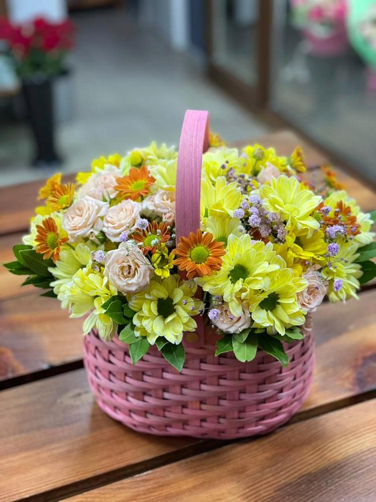 Цветочная композиция из Хризантемы и Розы в корзине в Быково Волгоградской области