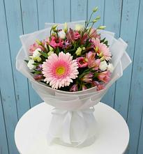 Букет цветов из:  Герберы, Альстромерии и Лизиантусы в Быково Волгоградской области