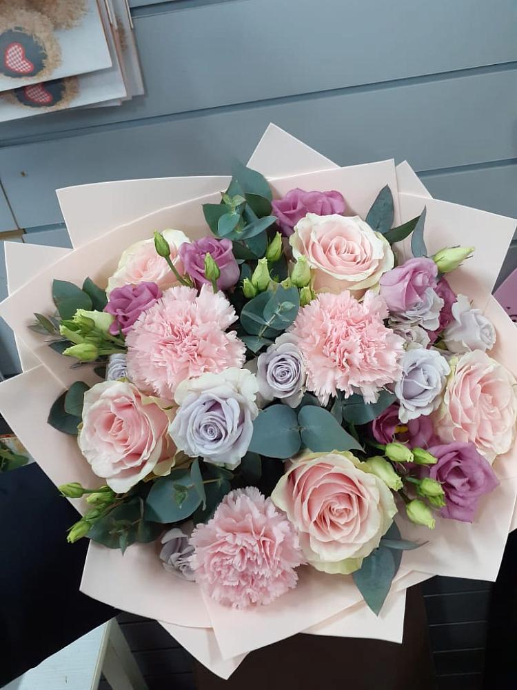 Букет цветов из: Розы, Гвоздики и Лизиантусы в Быково Волгоградской области