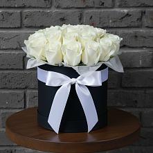 Цветочная композиция из Розы в шляпной коробке в Быково Волгоградской области